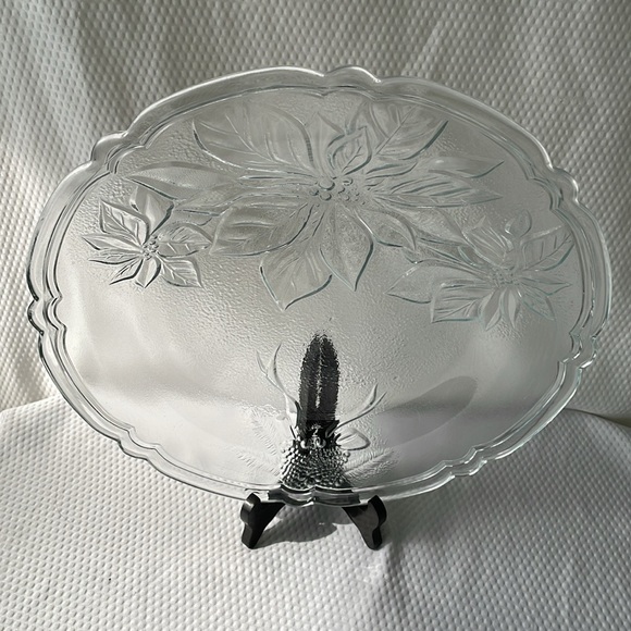 COPY - Mikasa 13” Poinsettia Christmas Platter - Picture 3 of 7